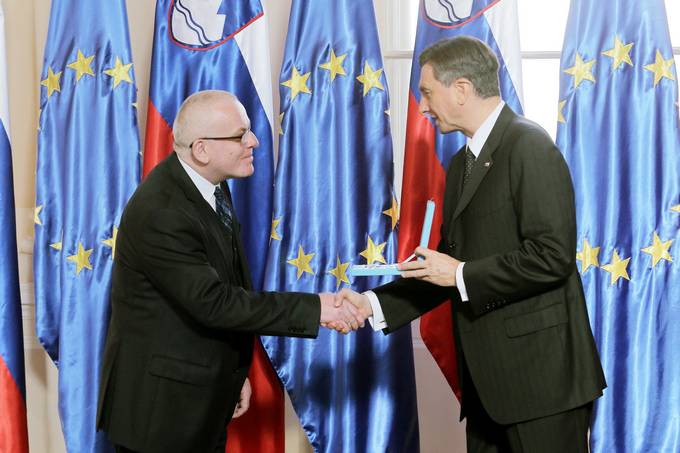 Predsednik Republike Slovenije Borut Pahor je na slovesnosti v Predsedniški palači vročil državno odlikovanje red za zasluge Društvu slovenskih skladateljev za 70-letni prispevek k oblikovanju slovenskega glasbenega življenja in nacionalne glasbene identitete. Odlikovanje je predsednik Pahor vročil predsedniku društva Nenadu Firštu.