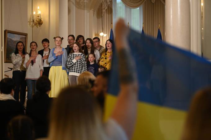 Predsednik Republike Slovenije Borut Pahor je danes na posebni prireditvi v Veliki dvorani Predsedniške palače sprejel begunce iz Ukrajine, ki so zatočišče pred vojno našli v Sloveniji