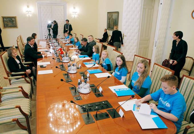 Predsednik republike Borut Pahor je danes ob svetovnem dnevu otrok sprejel Junior ambasadorje UNICEF-a. Ti so mu predstavili in predali sporočilo namenjeno odraslim in otrokom.