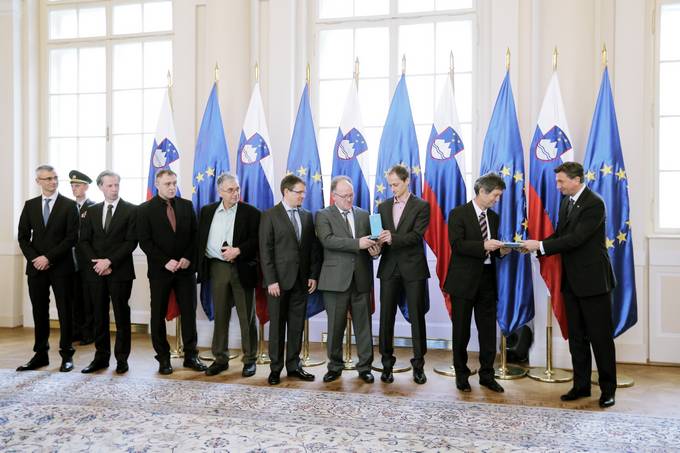 Predsednik Republike Slovenije Borut Pahor je Skupini slovenskih znanstvenikov, ki sodeluje v eksperimentu Atlas v Evropskem laboratoriju za fiziko delcev CERN v Švici vročil odlikovanje red za zasluge na slovesnosti v Predsedniški palači.