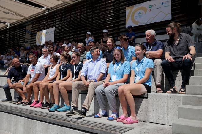 Predsednik Pahor na 66. mednarodni regati na Bledu veslačem predal kajak, ki ga je prejel kot protokolarno darilo