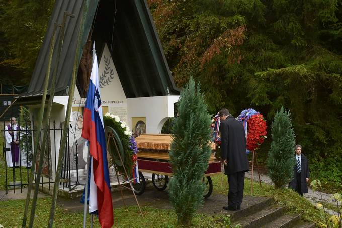 Predsednik Republike Slovenije Borut Pahor se je danes udeležil pietetne slovesnosti pred pričetkom prenosa posmrtnih ostankov iz kostnice Hude Jame v Spominski park Dobrava pri Mariboru.