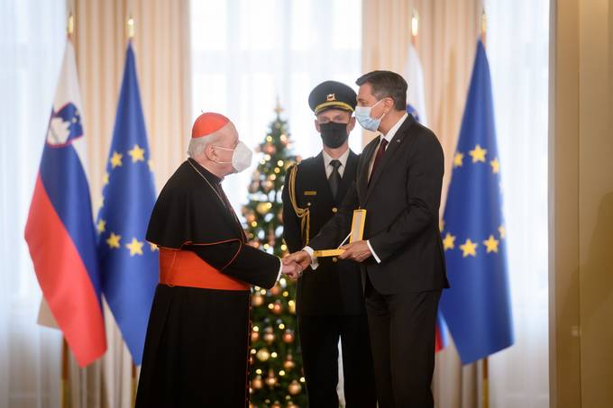 Predsednik republike je kardinalu dr. Francu Rodetu vročil državno odlikovanje zlati red za zasluge za življenjsko delo in zasluge za osamosvojitev Republike Slovenije in njeno uveljavitev v svetu ter za spodbujanje kulture medverskega dialoga