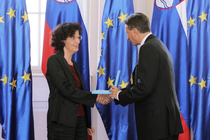 Predsednik republike Borut Pahor je z redom za zasluge odlikoval Majo Haderlap za izjemen literarni prispevek k umestitvi manjšinske in identitetne problematike v avstrijski, širši nemško govoreči in srednjeevropski prostor.