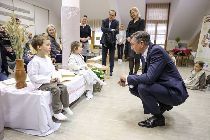 Predsednik Pahor v Kamniku z malčki iz vrtca Antona Medveda o odgovornem ravnanju s hrano