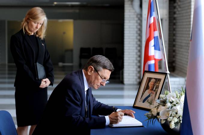 Predsednik Republike Slovenije Borut Pahor se je danes vpisal v žalno knjigo, odprto v spomin na Njeno veličanstvo kraljico Elizabeto II.