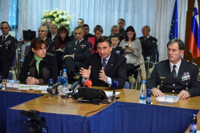 Predsednik republike in vrhovni poveljnik obrambnih sil Borut Pahor je ob dnevu samostojnosti in enotnosti preko videokonference nagovoril 300 pripadnic in pripadnikov Slovenske vojske v mednarodnih operacijah in misijah