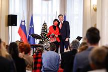 15. 12. 2022, Ljubljana – Jabolko navdiha za življenjsko delo pri spodbujanju bralne kulture na Slovenskem je prejela dr. Manca Košir (Nebojša Tejić/STA)