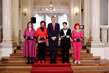 15. 12. 2022, Ljubljana – Predsednik Pahor je Vesni Horžen, mag. Marijani Kolenko, Manci Perko in dr. Manci Košir, vročil priznanja jabolko navdiha za pomembno vlogo pri spodbujanju bralne kulture na Slovenskem (Nebojša Tejić/STA)