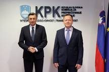 19. 12. 2022, Ljubljana – Predsednik Republike Slovenije Borut Pahor je danes obiskal zaposlene na Komisiji za preprečevanje korupcije. Sprejel ga je predsednik komisije dr. Robert Šumi, ki ga je predsednik Pahor na ta položaj imenoval februarja 2020. (Daniel Novakovič/STA)