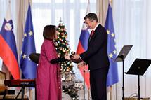 15. 12. 2022, Ljubljana – Jabolko navdiha za pomembno vlogo pri spodbujanju bralne kulture na Slovenskem sta prejela Društvo Bralna značka Slovenije – ZPMS in generalna sekretarka Manca Perko (Nebojša Tejić/STA)