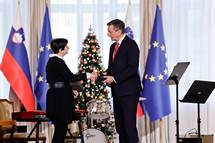 15. 12. 2022, Ljubljana – Jabolko navdiha za pomembno vlogo pri spodbujanju bralne kulture na Slovenskem sta prejela Združenje splošnih knjižnic in predsednica Vesna Horžen (Bor Slana/STA)