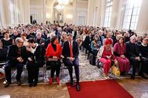 15. 12. 2022, Ljubljana – Predsednik Republike Slovenije Borut Pahor je danes dopoldan na posebni slovesnosti v Predsedniški palači vročil priznanja jabolko navdiha štirim izjemnim posameznicam, predanim slovenski besedi, knjigi in skupnosti (Nebojša Tejić/STA)